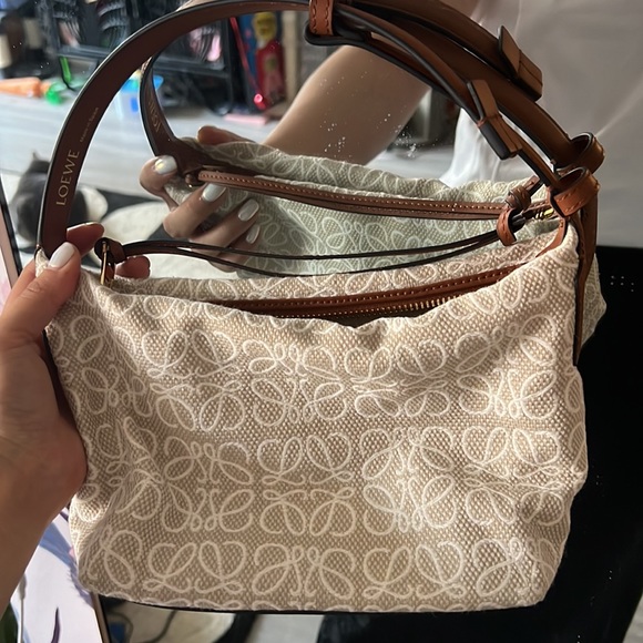 Under arm shoulder bag . Size is good for every day use - Picture 4 of 7